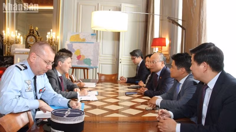 Đại sứ Đinh Toàn Thắng và Tỉnh trưởng Bertrand Gaume trao đổi về việc thúc đẩy hợp tác nhiều mặt giữa vùng Hauts-de-France và Việt Nam. Đại sứ Đinh Toàn Thắng và Tỉnh trưởng Bertrand Gaume trao đổi về việc thúc đẩy hợp tác nhiều mặt giữa vùng Hauts-de-France và Việt Nam.