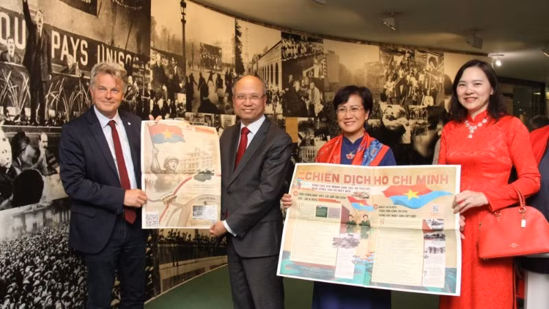 Bí thư toàn quốc PCF Fabien Roussel, Đại sứ Đinh Toàn Thắng đặc mệnh toàn quyền Việt Nam tại Pháp Đinh Toàn Thắng và Phu nhân cùng Đại sứ - Trưởng phái đoàn thường trực Việt Nam bên cạnh UNESCO Nguyễn Thị Vân Anh đánh giá cao phụ san đặc biệt của Báo Nhân Dân, góp phần tôn vinh Đại thắng mùa Xuân năm 1975. Bí thư toàn quốc PCF Fabien Roussel, Đại sứ Đinh Toàn Thắng đặc mệnh toàn quyền Việt Nam tại Pháp Đinh Toàn Thắng và Phu nhân cùng Đại sứ - Trưởng phái đoàn thường trực Việt Nam bên cạnh UNESCO Nguyễn Thị Vân Anh đánh giá cao phụ san đặc biệt của Báo Nhân Dân, góp phần tôn vinh Đại thắng mùa Xuân năm 1975.