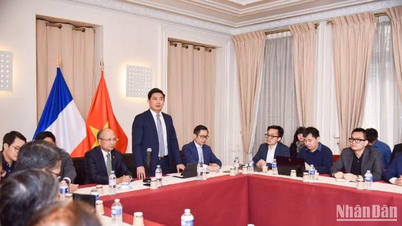 Tham tán KHCN Trần Mạnh Hùng phát biểu tại Lễ ra mắt Mạng lưới chuyên gia năng lượng hạt nhân người Việt Nam ở nước ngoài được tổ chức ở Paris ngày 18/5/2025. Tham tán KHCN Trần Mạnh Hùng phát biểu tại Lễ ra mắt Mạng lưới chuyên gia năng lượng hạt nhân người Việt Nam ở nước ngoài được tổ chức ở Paris ngày 18/5/2025.