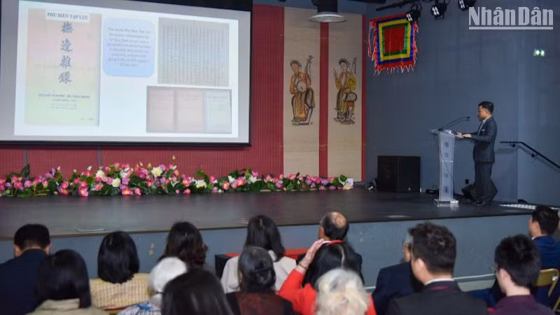  Tiến sĩ Phan Mạnh Dương giới thiệu về thân thế, cuộc đời, sự nghiệp và ảnh hưởng của danh nhân Lê Quý Đôn.