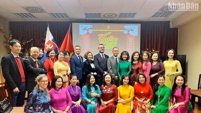 Đại sứ Phạm Trường Giang và phu nhân chụp ảnh chung với bà con cộng đồng.