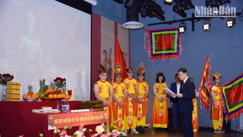 Thứ trưởng Ngoại giao Ngô Lê Văn nhấn mạnh: Con cháu Lạc Hồng nguyện mãi khắc ghi lời căn dặn của Chủ tịch Hồ Chí Minh: “Các Vua Hùng đã có công dựng nước; Bác cháu ta phải cùng nhau giữ lấy nước”. Thứ trưởng Ngoại giao Ngô Lê Văn nhấn mạnh: Con cháu Lạc Hồng nguyện mãi khắc ghi lời căn dặn của Chủ tịch Hồ Chí Minh: “Các Vua Hùng đã có công dựng nước; Bác cháu ta phải cùng nhau giữ lấy nước”.