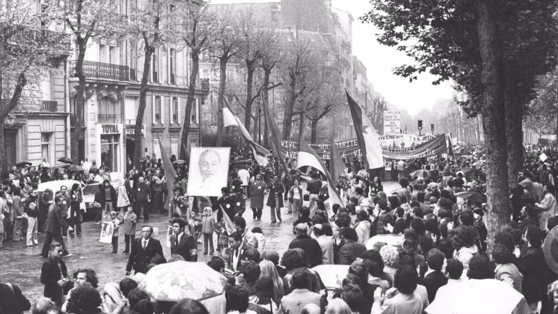 Ngày 6/5/1975, kiều bào diễu hành mừng miền nam được giải phóng, đất nước được thống nhất trên đường phố Paris trong tiếng vỗ tay chúc mừng của bạn bè Pháp. (Ảnh: Lê Tấn Xuân) Ngày 6/5/1975, kiều bào diễu hành mừng miền nam được giải phóng, đất nước được thống nhất trên đường phố Paris trong tiếng vỗ tay chúc mừng của bạn bè Pháp. (Ảnh: Lê Tấn Xuân)