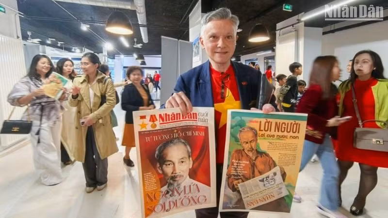 Là người rất ngưỡng mộ Chủ tịch Hồ Chí Minh, ông Jean Paul nói rằng ấn phẩm thật ý nghĩa với số báo 1890 - năm sinh của Người và chủ đề "Tư tưởng Hồ Chí Minh: Ngọn lửa soi đường". Phụ san được tích hợp mã QR giúp bạn đọc kết nối chuyên trang có những thông tin và hình ảnh thật sinh động về vị lãnh tụ kính yêu của nhân dân Việt Nam và là tấm gương sáng về tinh thần đoàn kết, hữu nghị quốc tế. Là người rất ngưỡng mộ Chủ tịch Hồ Chí Minh, ông Jean Paul nói rằng ấn phẩm thật ý nghĩa với số báo 1890 - năm sinh của Người và chủ đề "Tư tưởng Hồ Chí Minh: Ngọn lửa soi đường". Phụ san được tích hợp mã QR giúp bạn đọc kết nối chuyên trang có những thông tin và hình ảnh thật sinh động về vị lãnh tụ kính yêu của nhân dân Việt Nam và là tấm gương sáng về tinh thần đoàn kết, hữu nghị quốc tế.