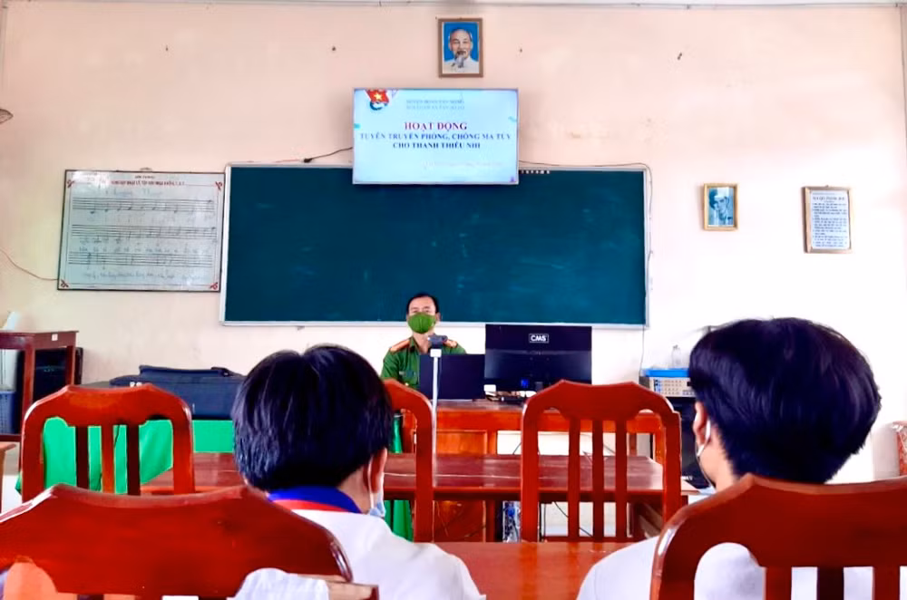  Đồng chí Trung tá Nguyễn Văn Thiền, Phó Trưởng Công an xã Tân Hộ Cơ đang tổ chức tuyên truyền về công tác phòng, chống ma túy cho học sinh Trường Trung học cơ sở Tân Hộ Cơ. 