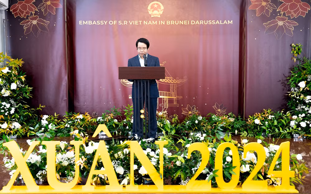 Đại sứ Trần Anh Vũ đọc diễn văn khai mạc sự kiện Xuân Quê hương 2024. 