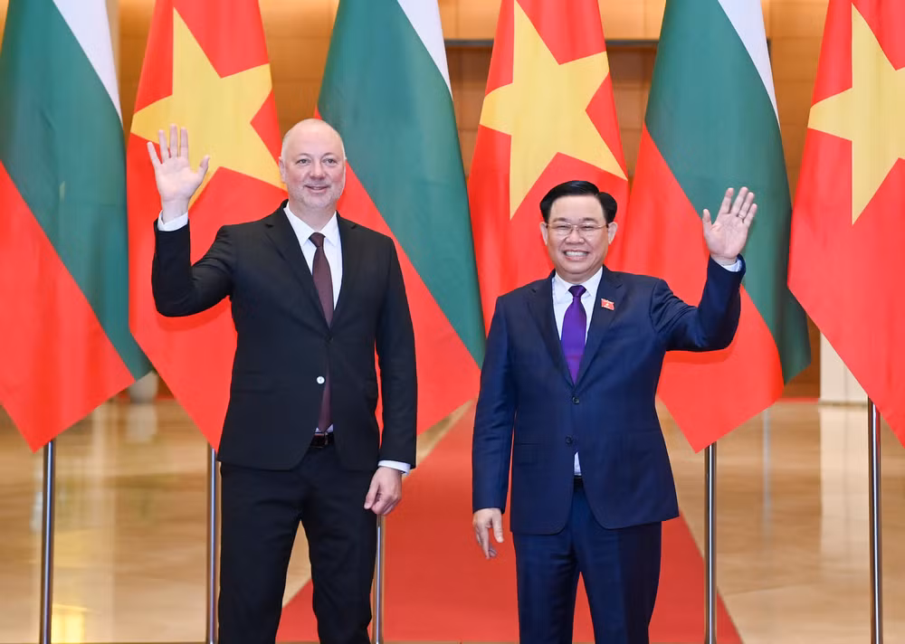 Chủ tịch Quốc hội Vương Đình Huệ và Chủ tịch Quốc hội nước Cộng hòa Bulgaria Rossen Dimitrov Jeliazkov tại lễ đón. 