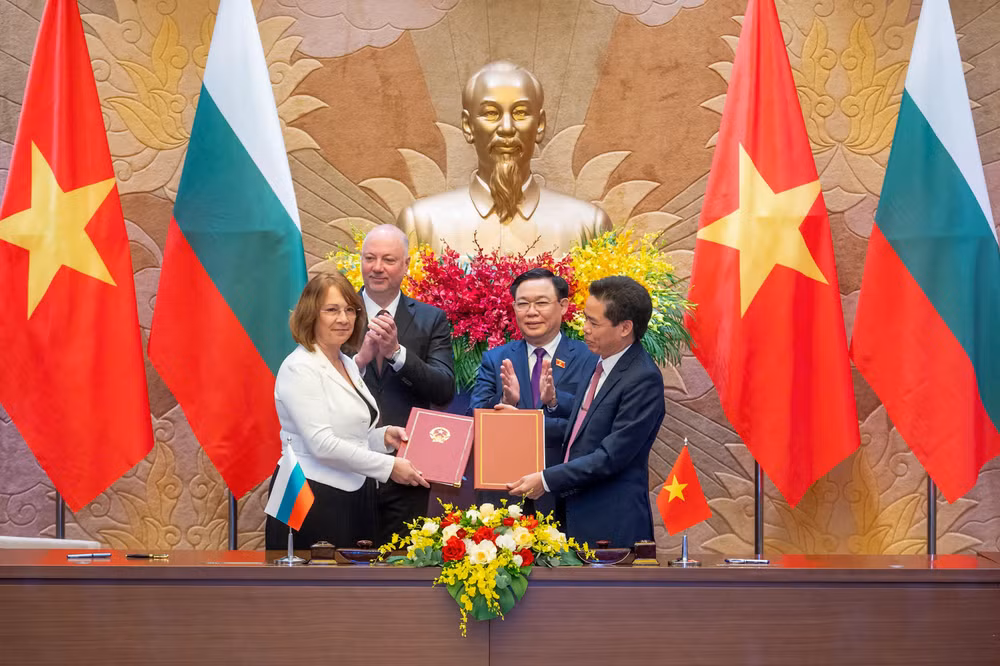 Hai Chủ tịch Quốc hội chứng kiến lễ ký kết thỏa thuận hợp tác giữa thành phố Kazanlak, tỉnh Kazanlak và thành phố Lai Châu. Hai Chủ tịch Quốc hội chứng kiến lễ ký kết thỏa thuận hợp tác giữa thành phố Kazanlak, tỉnh Kazanlak và thành phố Lai Châu.