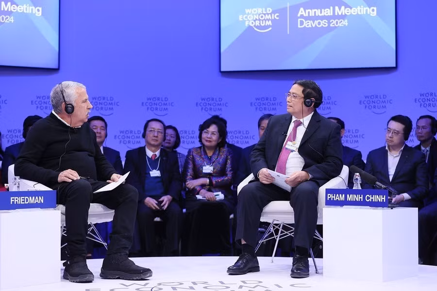 Nhà bình luận nổi tiếng thế giới về quan hệ quốc tế Thomas Friedman-Tạp chí New York Times, tác giả cuốn sách Thế giới phẳng là người điều phối phiên đối ngoại.