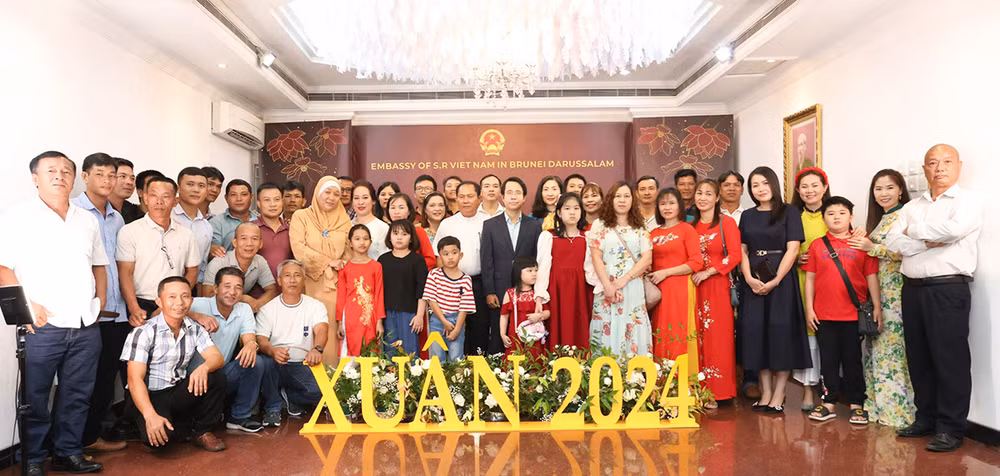 Đại sứ Trần Anh Vũ chụp ảnh cùng Cộng đồng người Việt Nam tại Brunei.