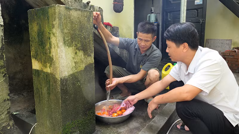 Người dân xã Tùng Bá, huyện Vị Xuyên (tỉnh Hà Giang) vui mừng khi được sử dụng nước sạch sinh hoạt. Người dân xã Tùng Bá, huyện Vị Xuyên (tỉnh Hà Giang) vui mừng khi được sử dụng nước sạch sinh hoạt.