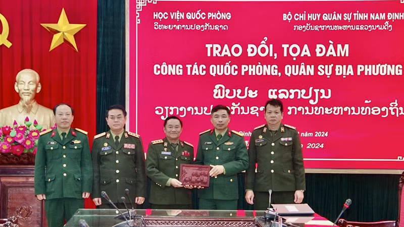 Lớp đào tạo ngắn hạn chỉ huy-tham mưu chiến dịch, chiến lược khóa 6, Quân đội nhân dân Lào nghiên cứu thực tế tại Bộ Chỉ huy quân sự tỉnh Nam Định. 