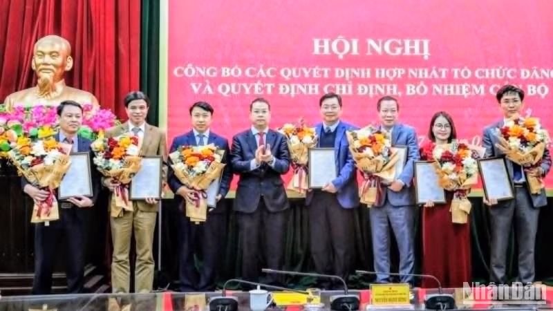 Trao Quyết định bổ nhiệm Giám đốc, Phó Giám đốc Sở Tài chính tỉnh Thái Bình.