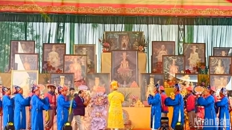 Vị chủ tế và các bậc cao niên dâng hương, hoa lên ban thờ 14 vị vua triều Trần. Vị chủ tế và các bậc cao niên dâng hương, hoa lên ban thờ 14 vị vua triều Trần.