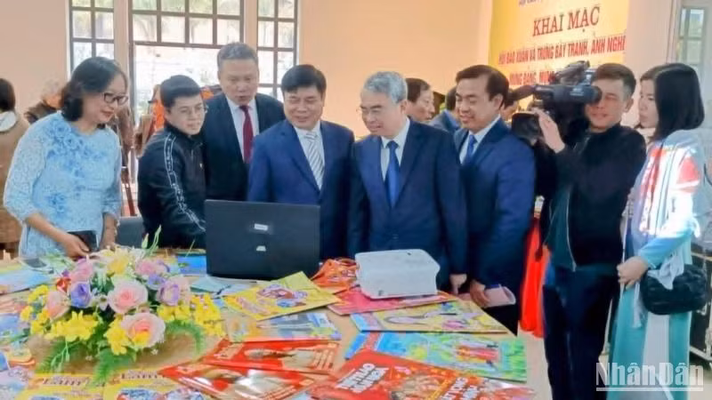 Các đại biểu thăm quan gian trưng bày hội báo Xuân năm 2025.