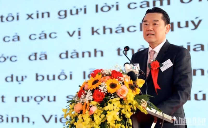 Ông Kim In Kyu, Tổng giám đốc Tập đoàn Hitejinro khẳng định việc xây dựng nhà máy tại tỉnh Thái Bình là cơ sở vững chắc để xuất khẩu rượu Soju ra toàn thế giới. Ông Kim In Kyu, Tổng giám đốc Tập đoàn Hitejinro khẳng định việc xây dựng nhà máy tại tỉnh Thái Bình là cơ sở vững chắc để xuất khẩu rượu Soju ra toàn thế giới.