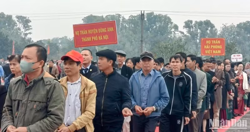 Đông đảo người dân họ Trần từ khắp mọi miền đất nước xếp hàng nghiêm ngắn trước Đền thờ Tổ họ Trần Việt Nam. Đông đảo người dân họ Trần từ khắp mọi miền đất nước xếp hàng nghiêm ngắn trước Đền thờ Tổ họ Trần Việt Nam.