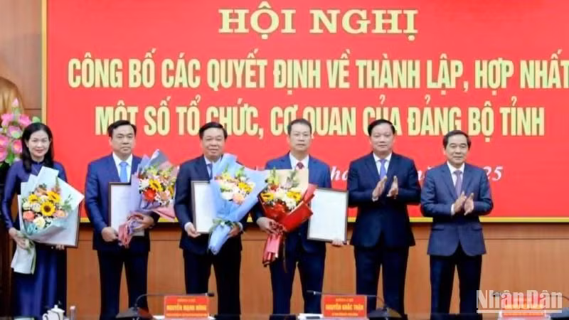 Trao Quyết định thành lập Đảng bộ Ủy ban nhân dân tỉnh. Trao Quyết định thành lập Đảng bộ Ủy ban nhân dân tỉnh.