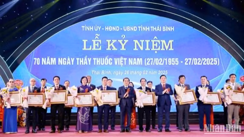 Trao tặng danh hiệu Thầy thuốc Ưu tú cho 35 y, bác sĩ, điều dưỡng tỉnh Thái Bình.
