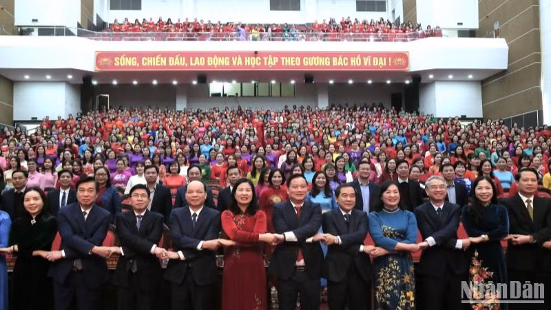 Các đại biểu hưởng ứng "Tuần lễ áo dài" do Hội Liên hiệp Phụ nữ tỉnh Thái Bình phát động.