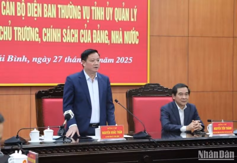 Bí thư Tỉnh ủy Thái Bình Nguyễn Khắc Thận ghi nhận, đánh giá cao những cống hiến quan trọng của 17 đồng chí nghỉ hưu trước tuổi. Bí thư Tỉnh ủy Thái Bình Nguyễn Khắc Thận ghi nhận, đánh giá cao những cống hiến quan trọng của 17 đồng chí nghỉ hưu trước tuổi.