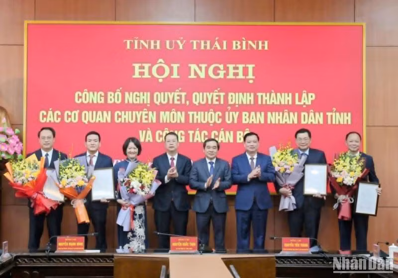 Lãnh đạo tỉnh Thái Bình trao Quyết định, tặng hoa chúc mừng Giám đốc 5 sở được thành lập mới sau sáp nhập.