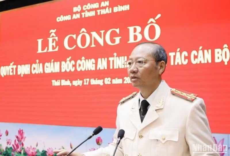 Đại tá Lê Hồng Chương, Trưởng phòng An ninh kinh tế, đại diện các đồng chí nghỉ công tác hưởng chế độ hưu trí phát biểu tại buổi lễ.