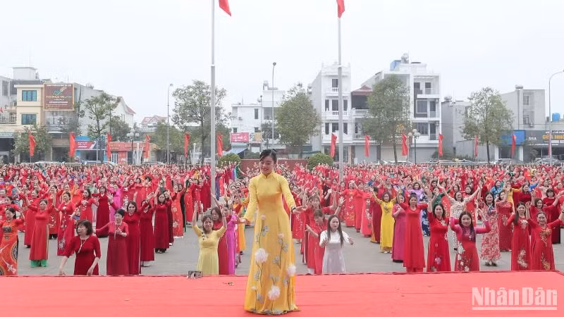 Màn đồng diễn dân vũ với sự tham gia của hơn 1.000 người. Màn đồng diễn dân vũ với sự tham gia của hơn 1.000 người.