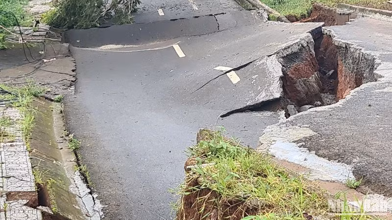 Các điểm sụt trượt có độ sâu chênh nhau với bề mặt hơn 4m so với khi mới xuất hiện vết nứt gãy vào sáng 2/8. Các điểm sụt trượt có độ sâu chênh nhau với bề mặt hơn 4m so với khi mới xuất hiện vết nứt gãy vào sáng 2/8.