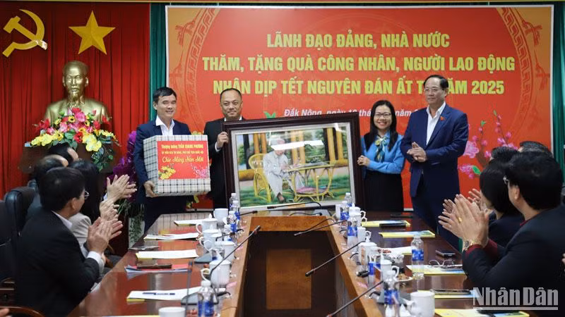 Phó Chủ tịch Quốc hội Trần Quang Phương đã thăm, chúc Tết cán bộ, công nhân viên, người lao động Công ty Nhôm Đắk Nông - TKV.