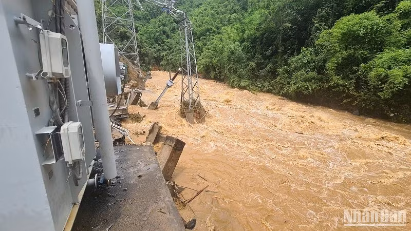 Nước lũ làm hư hỏng và cuốn trôi nhiều thiết bị, hạng mục tại 2 nhà máy thủy điện ở Đắk Nông. Nước lũ làm hư hỏng và cuốn trôi nhiều thiết bị, hạng mục tại 2 nhà máy thủy điện ở Đắk Nông.