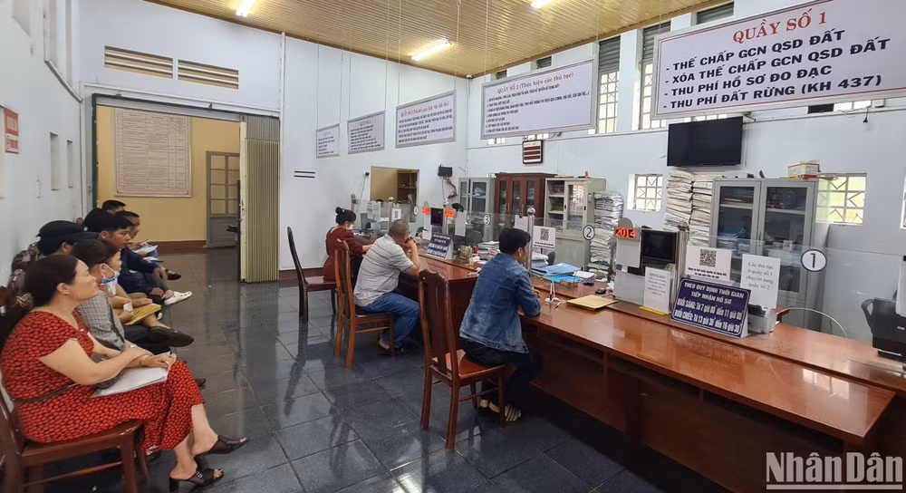 Các thủ tục hành chính trong lĩnh vực đất đai được công khai, minh bạch tại nơi làm thủ tục và kết nối dữ liệu chung thông qua hệ thống kết nối Cổng Dịch vụ công quốc gia. Các thủ tục hành chính trong lĩnh vực đất đai được công khai, minh bạch tại nơi làm thủ tục và kết nối dữ liệu chung thông qua hệ thống kết nối Cổng Dịch vụ công quốc gia.