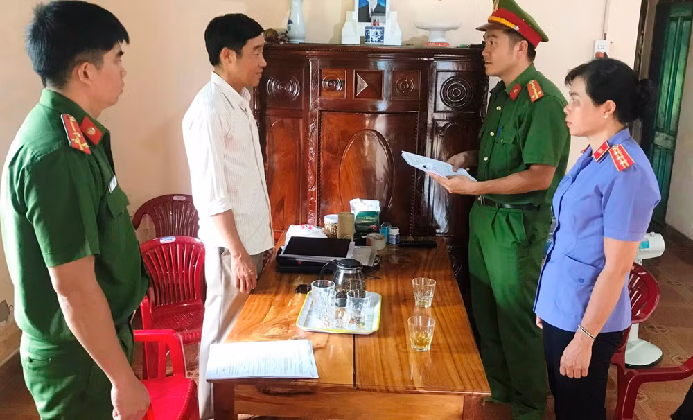 Cơ quan Cảnh sát điều tra Công an tỉnh Đắk Nông tống đạt quyết định tố tụng đối với Nguyễn Văn Tuyến.