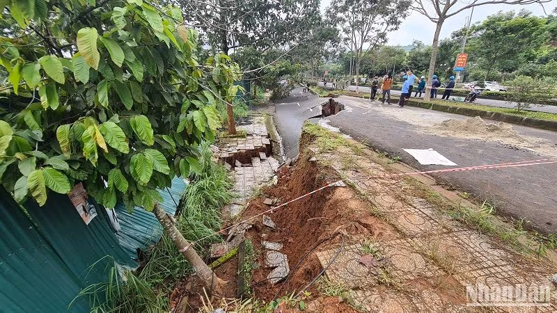 Diễn biến của việc nứt gãy, sụt lún, sạt trượt đang lan trên diện rộng, tiếp tục làm ảnh hưởng, nguy cơ cao sạt lở đến khu vực 68 hộ dân trên địa bàn. Diễn biến của việc nứt gãy, sụt lún, sạt trượt đang lan trên diện rộng, tiếp tục làm ảnh hưởng, nguy cơ cao sạt lở đến khu vực 68 hộ dân trên địa bàn.