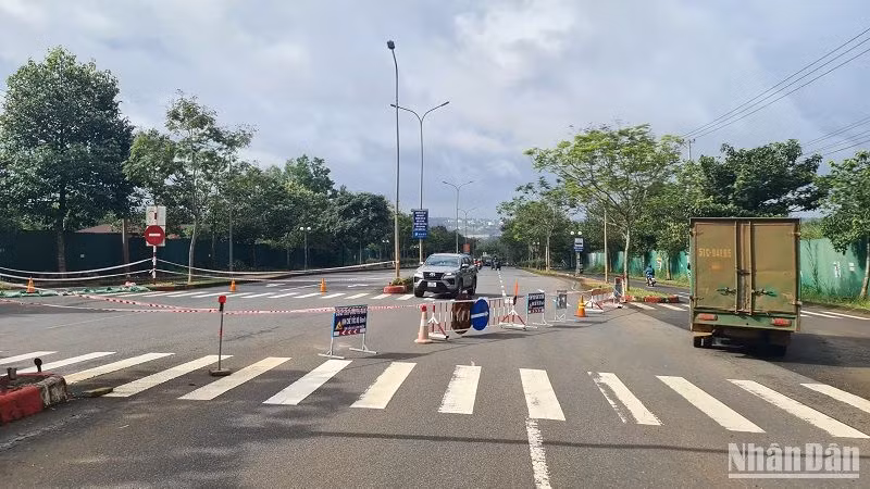 So với khi mới phát hiện ngày 2/8, sụt trượt đã lan rộng quy mô lớn về chiều dài, bề rộng và độ sâu, buộc chính quyền phải phong tỏa, điều tiết giao thông sang các làn đường còn lại nhằm chống ùn tắc. So với khi mới phát hiện ngày 2/8, sụt trượt đã lan rộng quy mô lớn về chiều dài, bề rộng và độ sâu, buộc chính quyền phải phong tỏa, điều tiết giao thông sang các làn đường còn lại nhằm chống ùn tắc.
