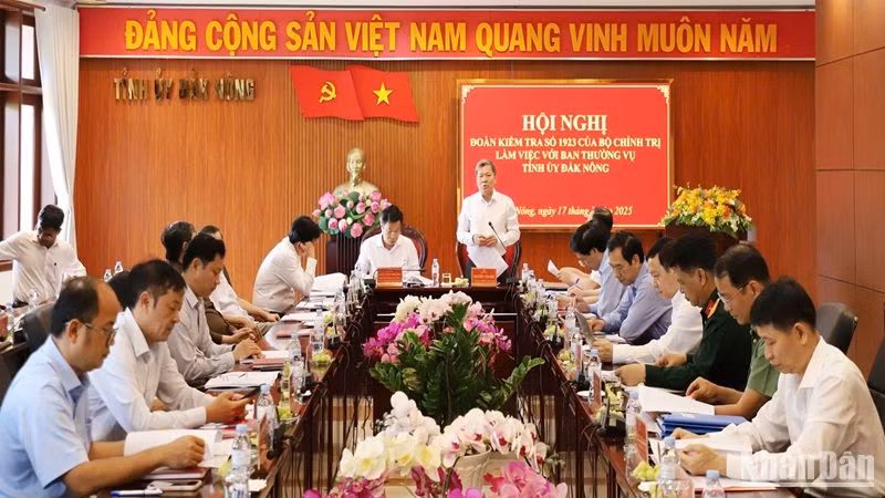 Đồng chí Nguyễn Văn Hội, Ủy viên Ủy ban Kiểm tra Trung ương, Phó Đoàn Kiểm tra số 1923 của Bộ Chính trị phát biểu chỉ đạo tại buổi làm việc với Ban Thường vụ Tỉnh ủy Đắk Nông về thông qua Dự thảo báo cáo kết quả kiểm tra tại Đắk Nông. 