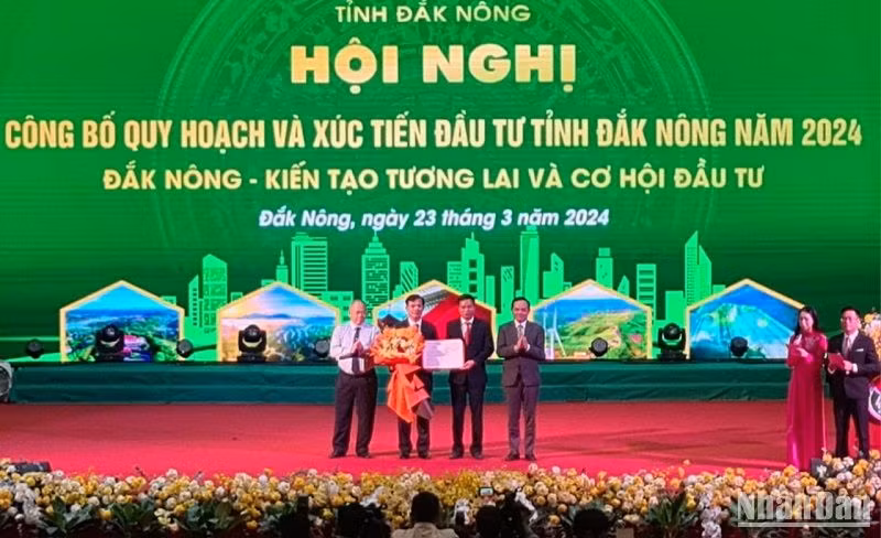 Thay mặt Thủ tướng Chính phủ, Ủy viên Trung ương Đảng, Phó Thủ tướng Chính phủ Trần Lưu Quang và đồng chí Đỗ Thành Trung, Thứ trưởng Bộ Kế hoạch và Đầu tư đã trao Quyết định của Thủ tướng Chính phủ về Phê duyệt quy hoạch tỉnh Đắk Nông thời kỳ 2021 - 2030, tầm nhìn đến năm 2050 cho lãnh đạo tỉnh Đắk Nông. Thay mặt Thủ tướng Chính phủ, Ủy viên Trung ương Đảng, Phó Thủ tướng Chính phủ Trần Lưu Quang và đồng chí Đỗ Thành Trung, Thứ trưởng Bộ Kế hoạch và Đầu tư đã trao Quyết định của Thủ tướng Chính phủ về Phê duyệt quy hoạch tỉnh Đắk Nông thời kỳ 2021 - 2030, tầm nhìn đến năm 2050 cho lãnh đạo tỉnh Đắk Nông.