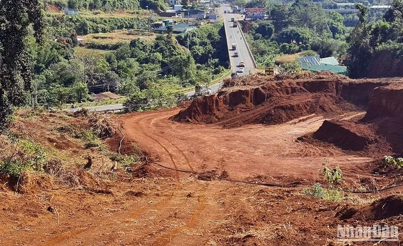 Do chưa có các mỏ đất quy hoạch được phê duyệt nên công tác quản lý khai thác khoáng sản là đất làm vật liệu đào đắp trên địa bàn Đắk Nông còn gặp nhiều khó khăn. Do chưa có các mỏ đất quy hoạch được phê duyệt nên công tác quản lý khai thác khoáng sản là đất làm vật liệu đào đắp trên địa bàn Đắk Nông còn gặp nhiều khó khăn.