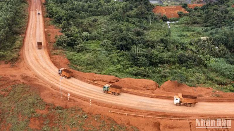 Khai trường bô xít được mở rộng sẽ bảo đảm nguồn nguyên liệu cho Nhà máy alumin Nhân Cơ hoạt động hiệu quả.