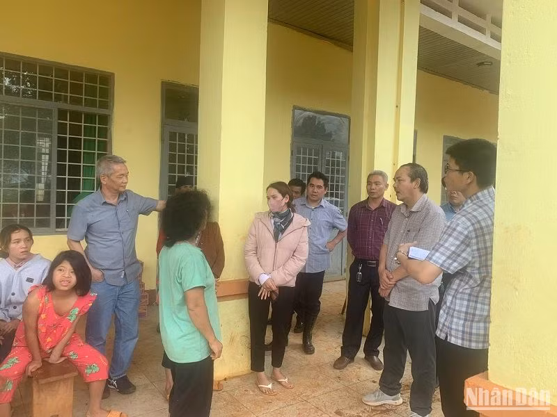 Đoàn công tác của tỉnh Đắk Nông đến hiện trường để tiến hành khảo sát hiện tượng nứt gãy. Đoàn công tác của tỉnh Đắk Nông đến hiện trường để tiến hành khảo sát hiện tượng nứt gãy.