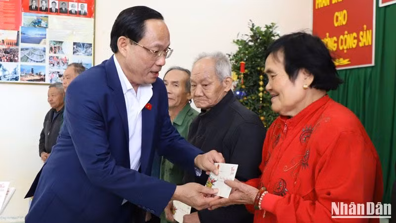 Phó Chủ tịch Quốc hội Trần Quang Phương thăm, chúc Tết, tặng quà cho nhân dân xã Đắk Búk So, huyện biên giới Tuy Đức, tỉnh Đắk Nông.