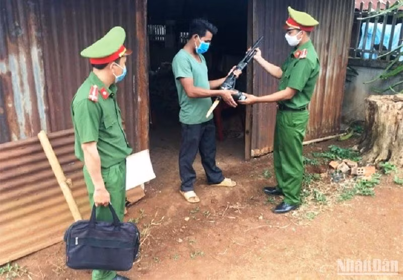 Thông qua công tác tuyên truyền, vận động, người dân Đắk Nông đã nhận thức được hành vi vi phạm pháp luật khi tàng trữ, sử dụng vũ khí nên tự giác giao nộp nhiều loại súng tự chế. Thông qua công tác tuyên truyền, vận động, người dân Đắk Nông đã nhận thức được hành vi vi phạm pháp luật khi tàng trữ, sử dụng vũ khí nên tự giác giao nộp nhiều loại súng tự chế.