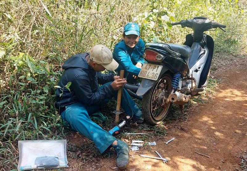 Phương tiện của lực lượng bảo vệ rừng thường xuyên dính bẫy chông nên phải vá săm ngay ở giữa rừng.