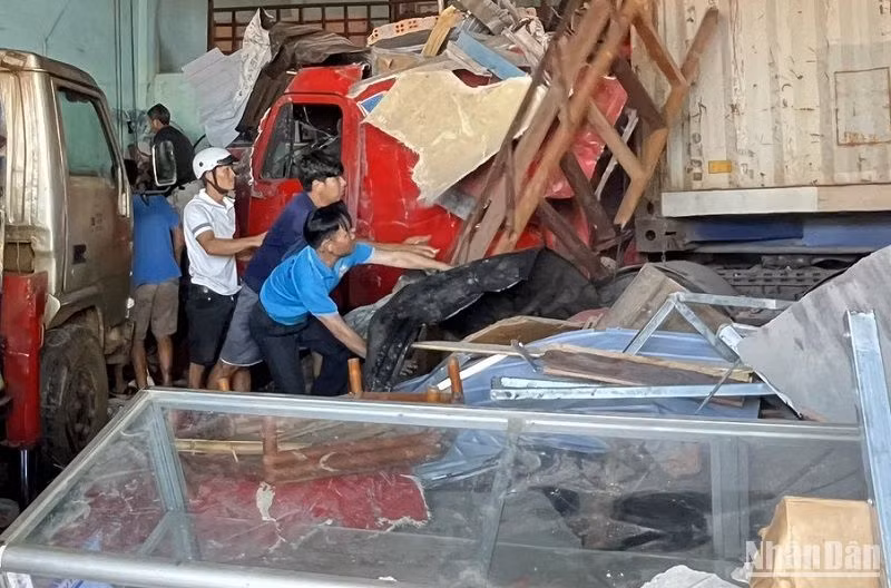 Hiện trường vụ tai nạn giao thông khiến 4 người thương vong xảy ra tại Đắk Nông vào sáng 25/7.