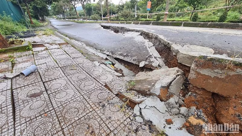 Vết nứt dù đã được trám bằng xi-măng ngay sau khi phát hiện vào ngày 2/8 nhưng đến nay tiếp tục nứt lại, vết nứt lớn hơn và diễn biến trên phạm vi ảnh hưởng rộng. Vết nứt dù đã được trám bằng xi-măng ngay sau khi phát hiện vào ngày 2/8 nhưng đến nay tiếp tục nứt lại, vết nứt lớn hơn và diễn biến trên phạm vi ảnh hưởng rộng.