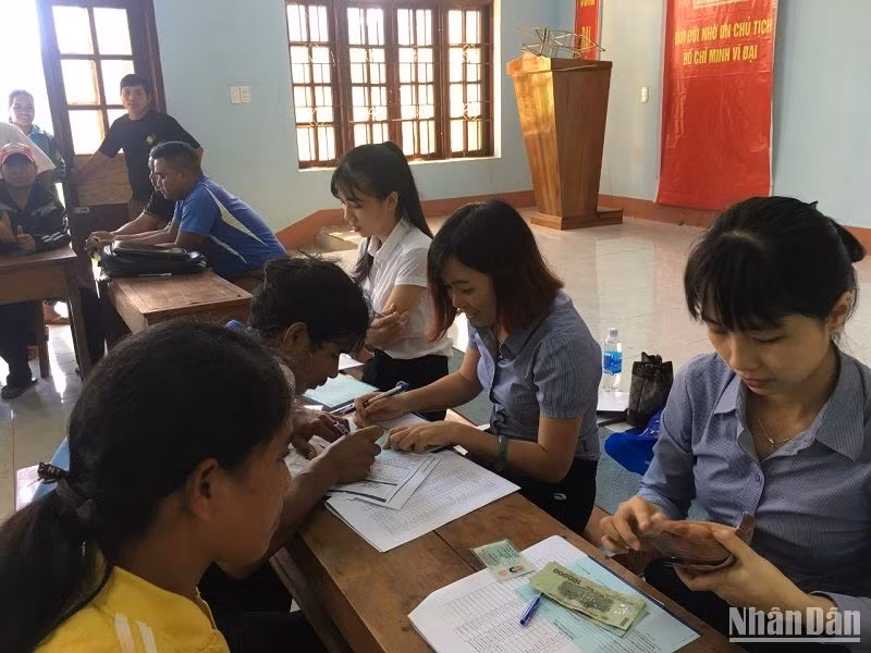 Đơn vị sử dụng tiền dịch vụ môi trường rừng Khu bảo tồn thiên nhiên Nam Nung tổ chức chi trả tiền cho người dân tham gia quản lý bảo vệ rừng.