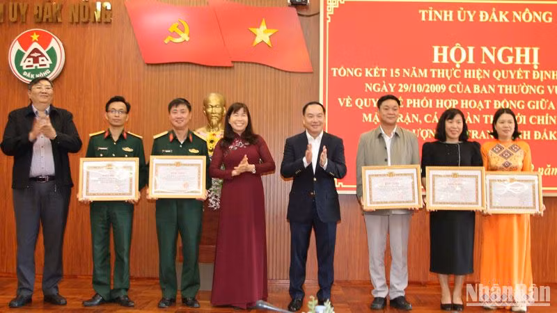 Đồng chí Phó Bí thư Tỉnh ủy Hồ Xuân Trường và các đồng chí lãnh đạo tỉnh đắk nông trao bằng khen cho 3 tổ chức đảng, 2 đảng viên có thành tích xuất sắc trong 15 năm thực hiện Quyết định số 1053 của Ban Thường vụ Tỉnh ủy Đắk Nông.