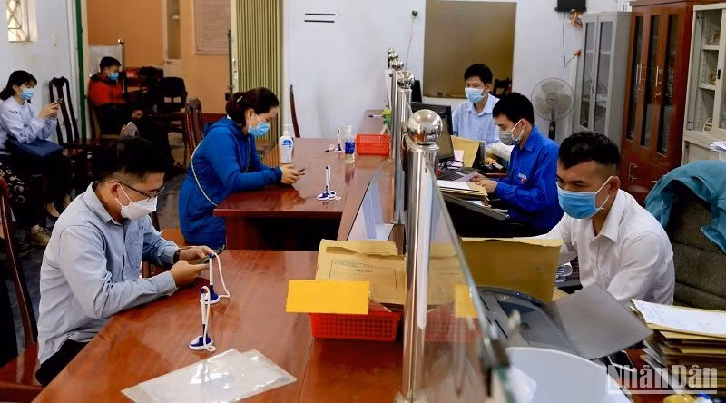 Nghị định 10 quy định trực tiếp việc phân cấp trong việc cấp Giấy chứng nhận, xác nhận thay đổi vào Giấy chứng nhận ở nhiều nội dung, lĩnh vực cho Văn Phòng Đăng ký đất đai hoặc chi nhánh Văn phòng Đăng ký đất đai thực hiện. Nghị định 10 quy định trực tiếp việc phân cấp trong việc cấp Giấy chứng nhận, xác nhận thay đổi vào Giấy chứng nhận ở nhiều nội dung, lĩnh vực cho Văn Phòng Đăng ký đất đai hoặc chi nhánh Văn phòng Đăng ký đất đai thực hiện.