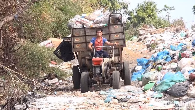 Những khu vực có mật độ dân cư thưa thớt không thể tổ chức thu gom rác thải tập trung, người dân đã góp tiền thuê phương tiện vận chuyển rác thải sinh hoạt về bãi tập kết để xử lý. Những khu vực có mật độ dân cư thưa thớt không thể tổ chức thu gom rác thải tập trung, người dân đã góp tiền thuê phương tiện vận chuyển rác thải sinh hoạt về bãi tập kết để xử lý.