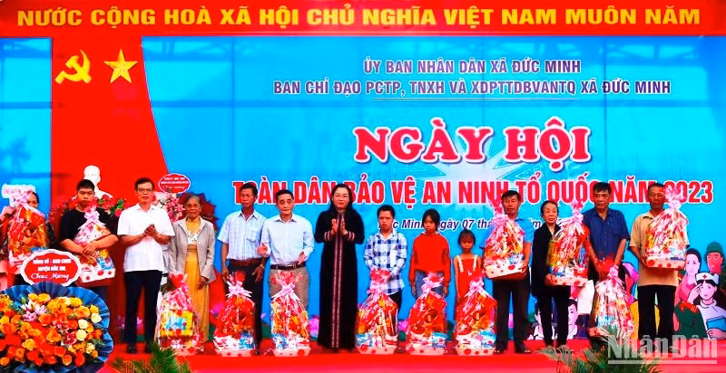 Ban tổ chức Ngày hội tặng quà cho gia đình chính sách, khó khăn trên địa bàn xã Đức Minh.